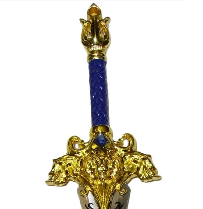 Mini Battle Set King Llane - Miniatura da collezione con espositore da tavolo della spada e dello scudo di re Llane Wrynn della serie World of Warcraft