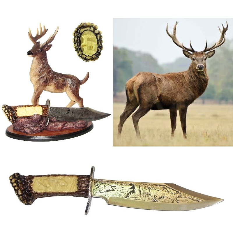 Coltello cervo - pugnale fantasy da collezione di cacciatore di montagna con cervi incisi su lama ed espositore da tavolo a forma di cervo bruno.