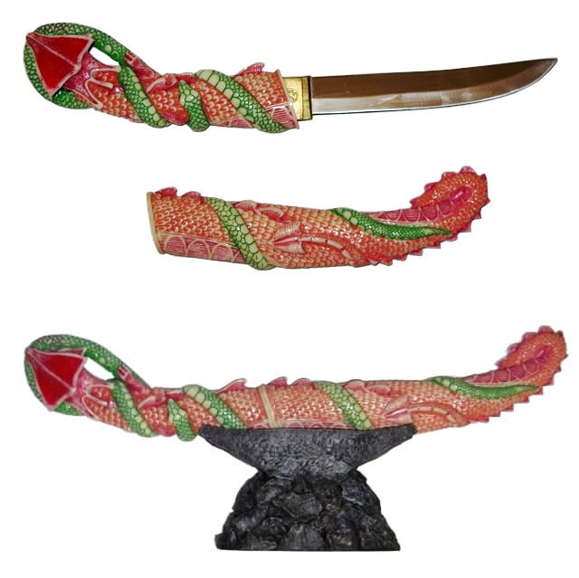 Tanto fantasy del dio dragone del fuoco - coltello giapponese fantasy con espositore da tavolo.