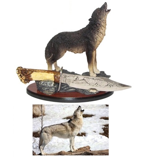 Coltello lupo - pugnale fantasy da collezione di cacciatore di montagna con lupi incisi su lama ed espositore da tavolo a forma di lupo grigio che ulula .