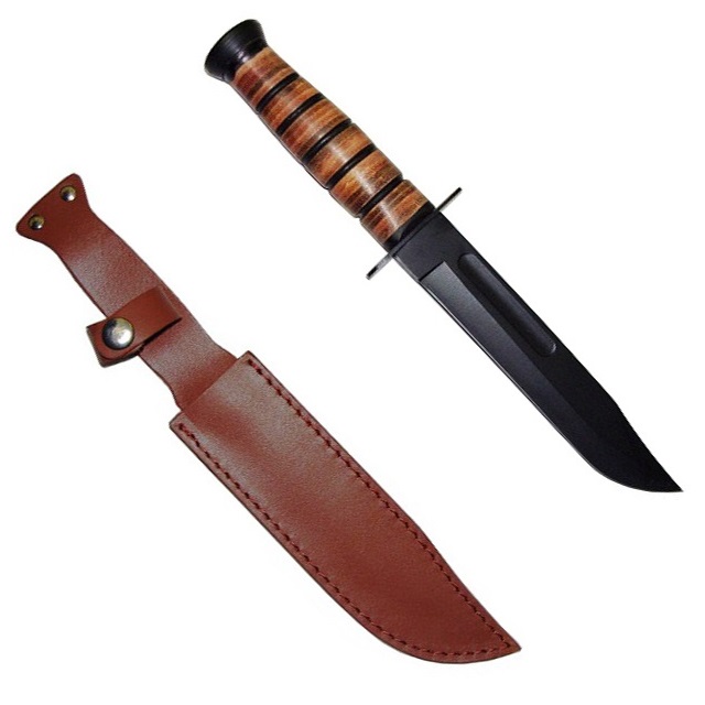 Coltello militare modello ka-bar con lama nera e fodero.