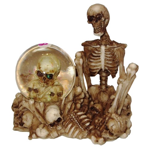 Ossario con sfera - mucchio di teschi e ossa in miniatura da collezione con palla di vetro.